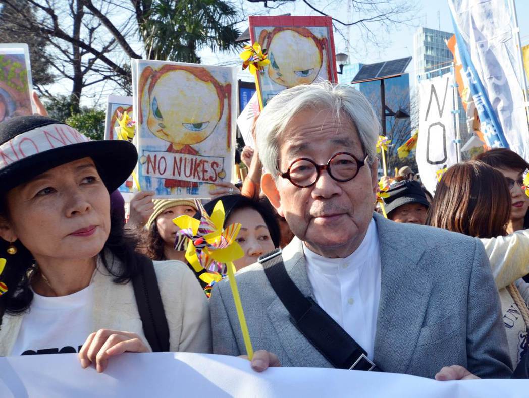大江健三郎（右）2013年在東京參加反核集會的示威活動。 圖／法新社