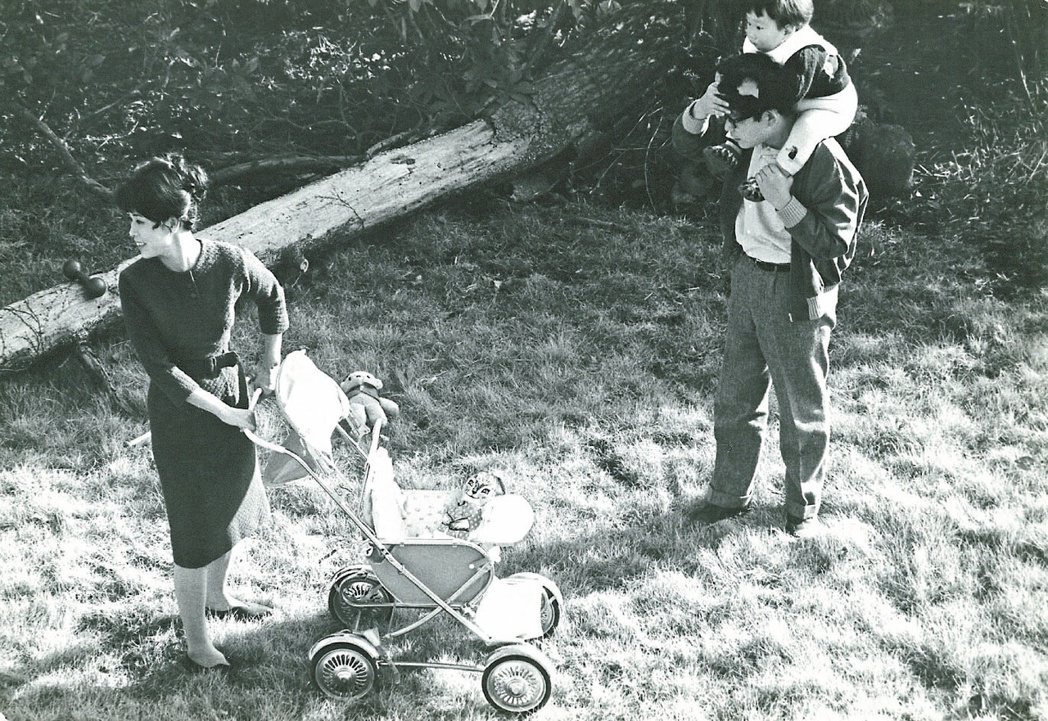 大江光幼時騎在父親大江健三郎肩上，和媽媽（左）一同漫步的畫面。 圖／報系圖庫
