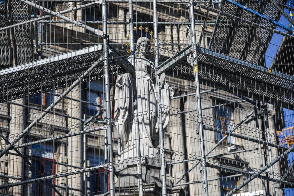 在利沃夫，一座聖母像被鋼筋結構包覆保護著。圖／取自Artnet