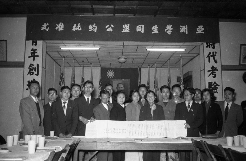 1955年3月13日，亞洲學生同盟公約簽字儀式上午10時於救國團總團部鄒容堂舉行，出席會議代表及全國各大專學校學生代表在簽署後一起合影。圖／聯合報系資料照片
