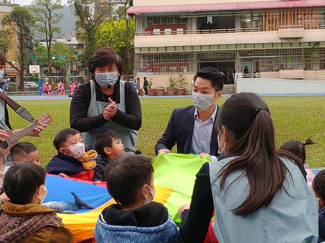 台北市長蔣萬安今天上午參訪南港托嬰中心。記者林麗玉／攝影