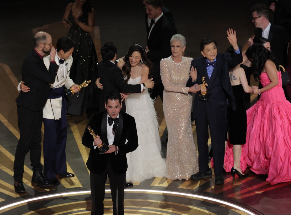 「媽的多重宇宙」得到奧斯卡最佳影片大獎，人員們一起上台分享榮耀。（路透）