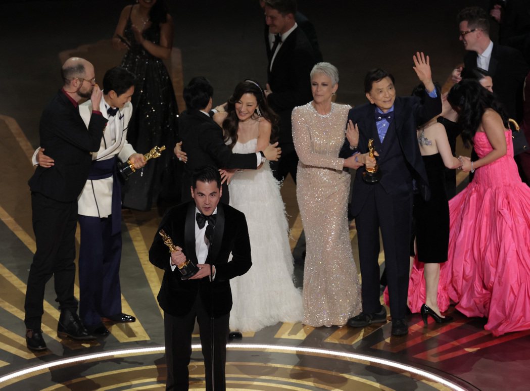 “妈的多重宇宙”得到奥斯卡最佳影片大奖，人员们一起上台分享荣耀。（路透）