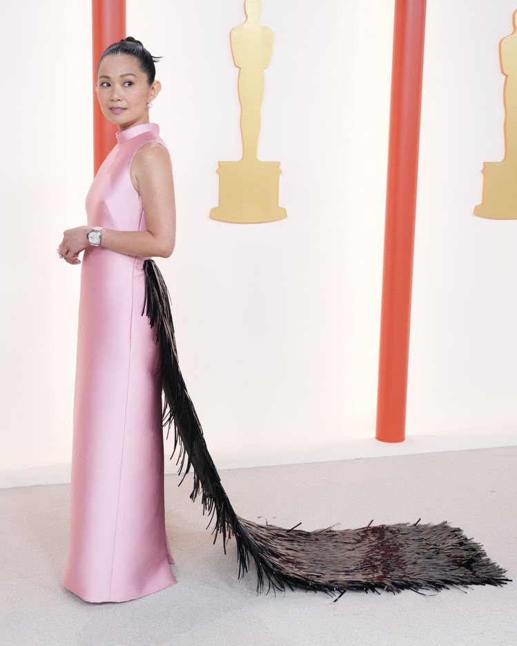 曾在2017因《縮小人生》入圍多座女配角獎項的周洪Hong Chau，穿著Prada晚禮服，特別的拖曳式燕尾，宛如自帶「紅毯」走紅毯。圖／翻攝自 IG @ nystyles
