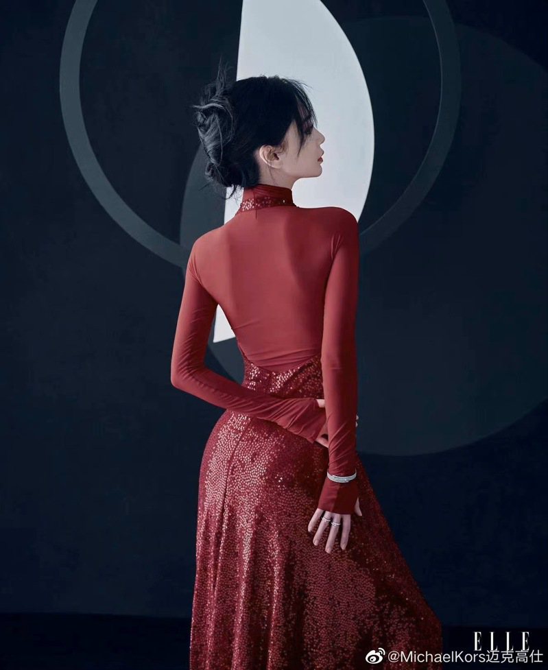 楊穎Angelababy身穿MICHAEL KORS Collection春夏系列禮服，登上新加坡時裝雜誌，少了性感卻多了一絲的婉約韻味。圖／摘自微博