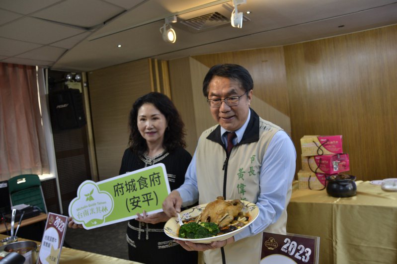 台南市長黃偉哲今天宣傳美食，為8月米其林年度發表會備戰。記者鄭惠仁／攝影