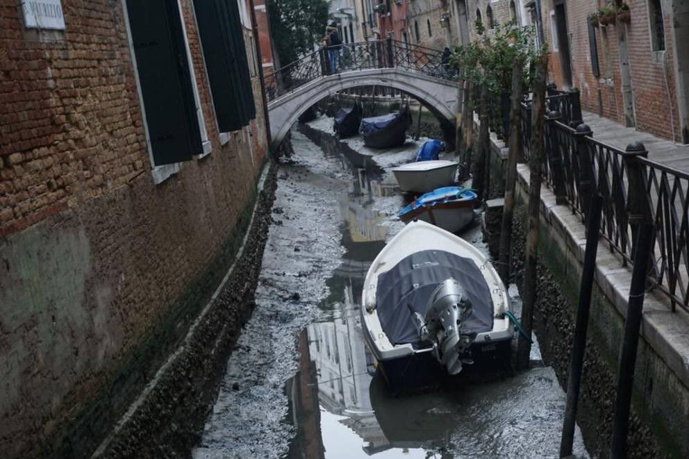 氣候異常下，威尼斯因乾旱而使河運受阻。 圖片來源：擷取自<a href=