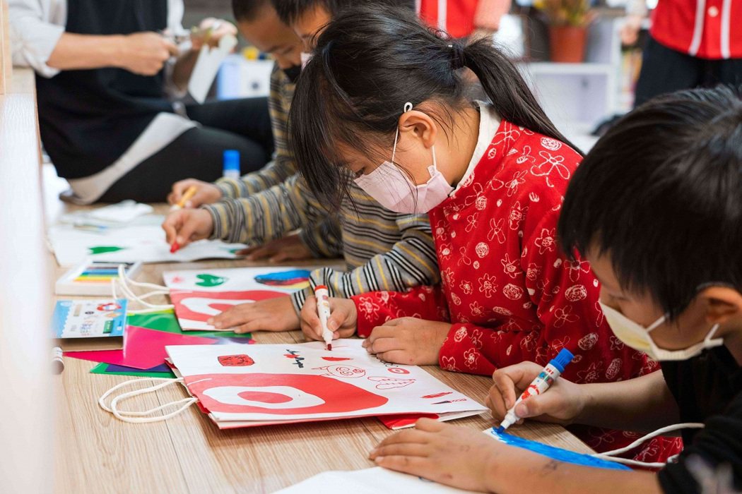 環球購物中心提供紙袋讓學童們彩繪，期望用自己繪畫、獨一無二的紙袋，培養學童們重複...