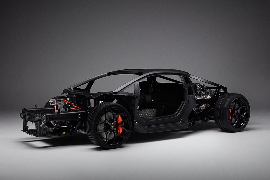 Lamborghini代號LB744油電超跑相關資訊陸續釋出，這次帶來全新碳纖維車體架構設計。 圖／Lamborghini提供