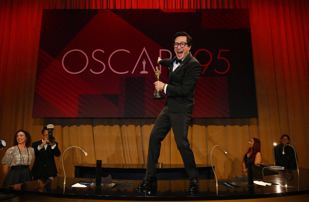 關繼威首度獲得奧斯卡提名就獲獎，也是第2位獲得奧斯卡男配角獎的亞裔演員。 圖／法...