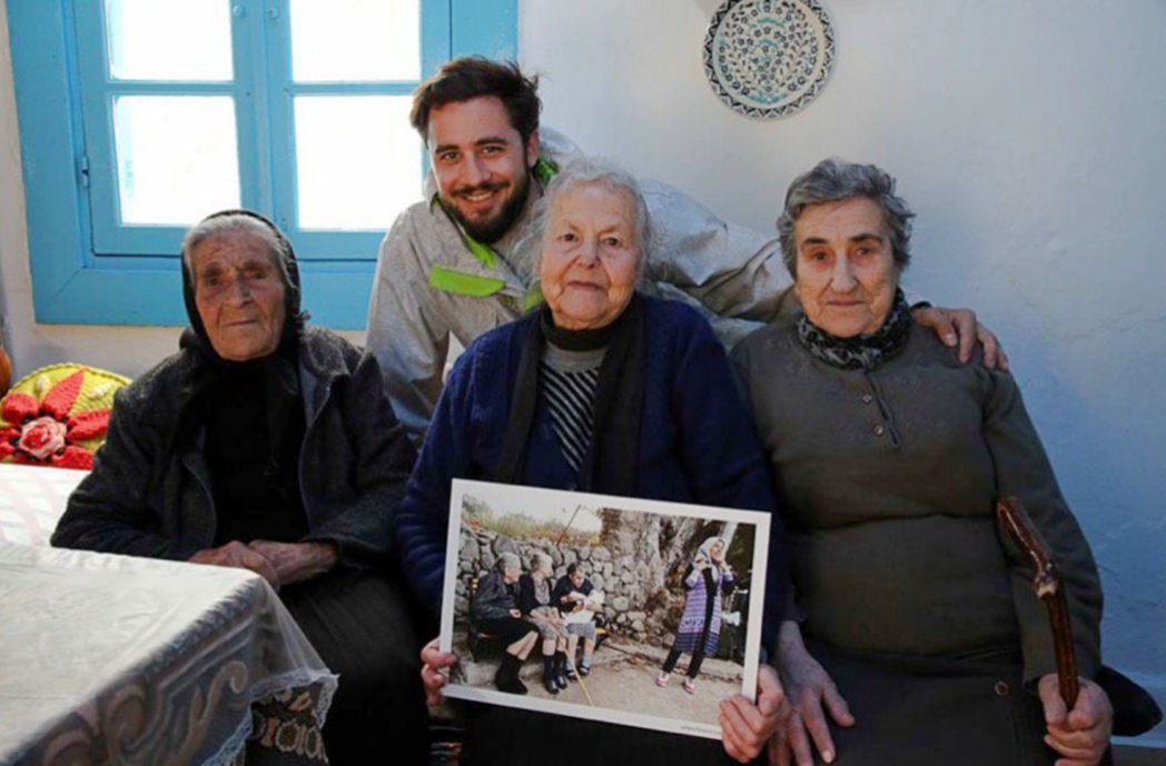 2016年3月24日，希臘攝影師Lefteris Partsalis與三位老奶奶...