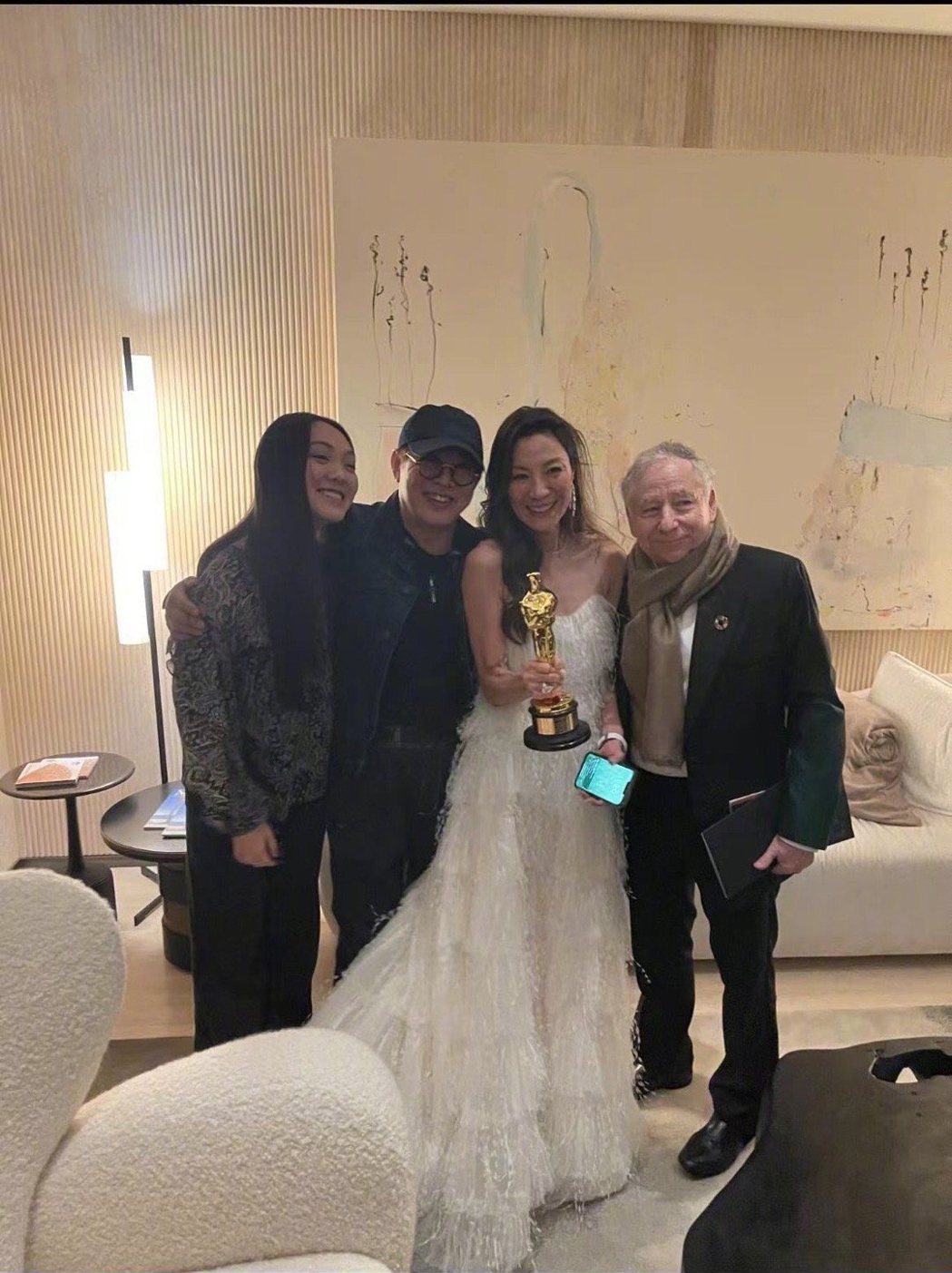 向太秀出楊紫瓊與男友尚陶德(右一)，與李連杰、愛女Jane Li開心合影的照片。圖／摘自微博