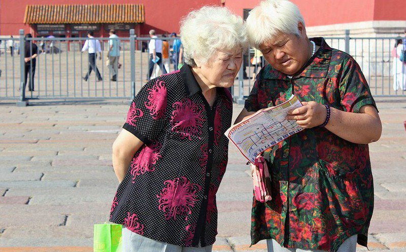 中國等國家人口老化持續，未來社會恐缺乏足夠勞動人口。(Photo Kan-dukuru Nagarjun on Flickr used under Creative Commons license)