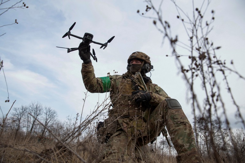 專家分析，烏克蘭真正需要的其實是飛彈、無人機和防空系統。圖為一名烏國軍人3月8日在烏東頓內次克州城鎮察蘇夫雅附近練習使用無人機。路透