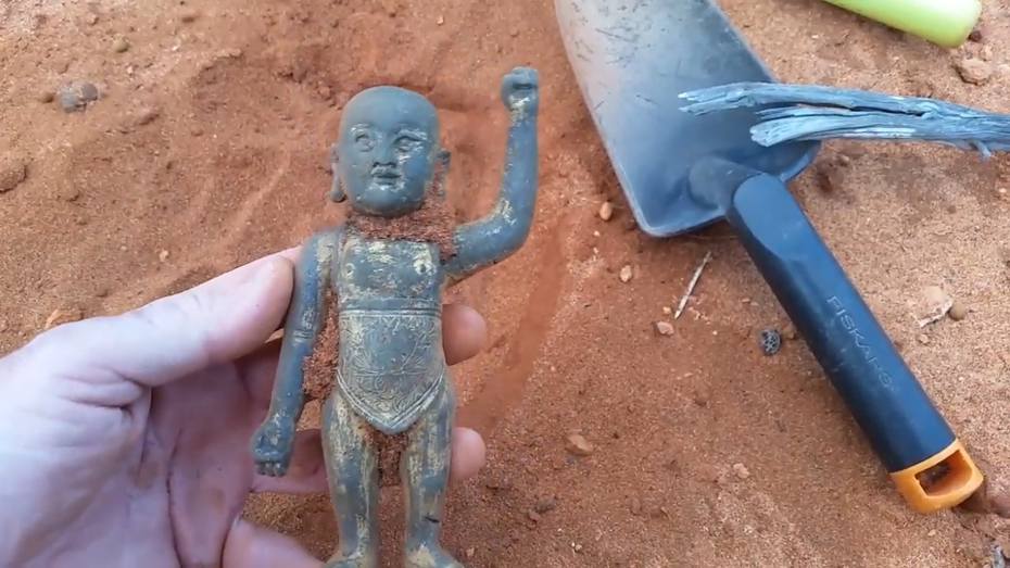 電影製片人在澳洲西部海灘挖出一尊嬰兒青銅佛像，疑為500年前的明朝產物。（搜狐）