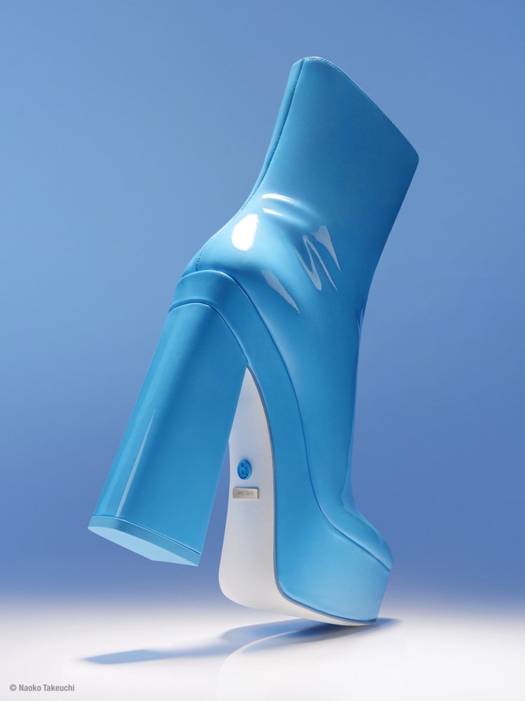 慶祝經典漫畫「美少女戰士」問世30周年，JIMMY CHOO與漫畫作者武內直子攜手推出聯名系列水星漆皮藍踝靴。圖／JIMMY CHOO提供