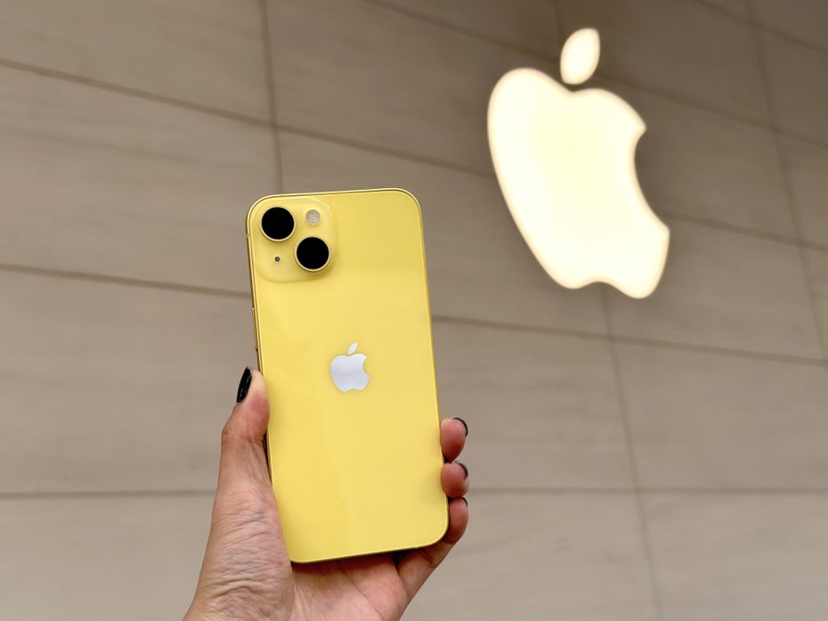 iPhone 14黃色款新機3月14日於遠傳全通路正式開賣。記者黃筱晴／攝影