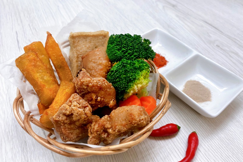 台灣虎航的機上餐「招牌無骨鹽酥雞鮮蔬套餐」。圖／台灣虎航提供
