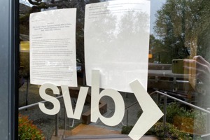 矽谷銀行（SVB）因爆發存款戶擠兌而不支倒閉，10日在門口貼出公告。路透