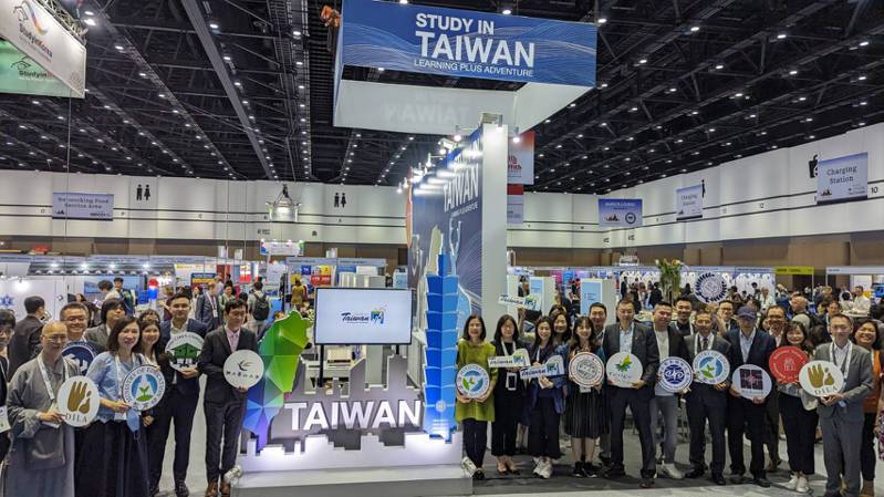 APAIE睽違四年恢復實體辦理，今年以「Study in Taiwan」為攤位主題，邀集32所大專校院以及中央研究院共聯合參展。圖／教育部提供