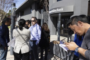 矽谷銀行Santa Clara分行外，許多存款戶排隊等著提領存款。美聯社