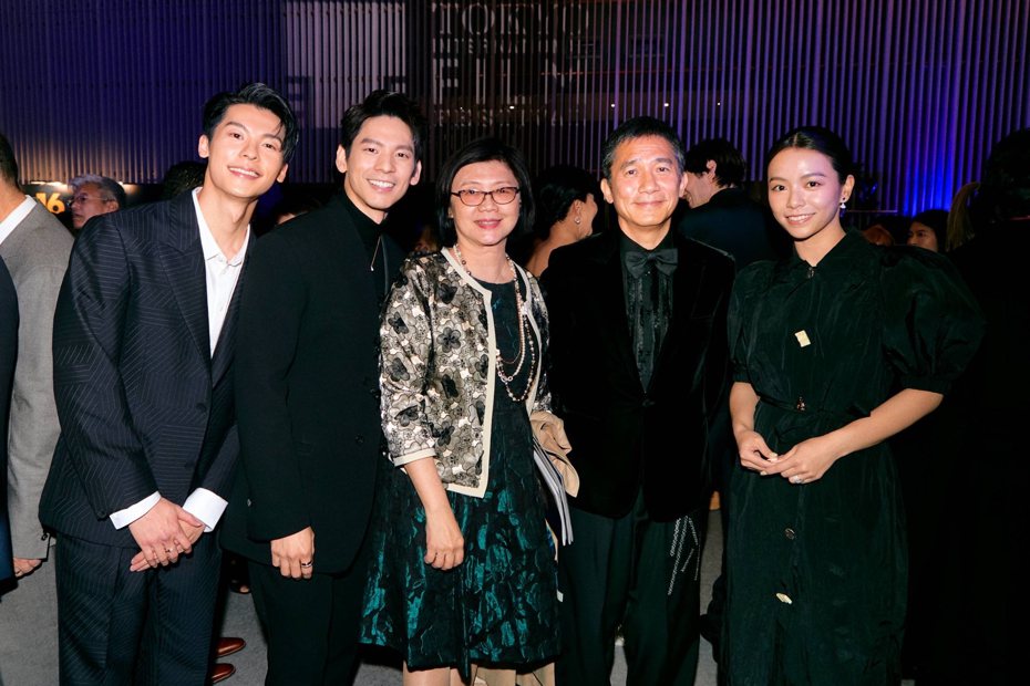 梁朝偉（右二）與台灣影人許光漢（左起）、林柏宏、台北市電影委員會總監饒紫娟、宋芸樺（右一）在亞洲電影大獎慶祝派對相見歡。圖／牽猴子提供