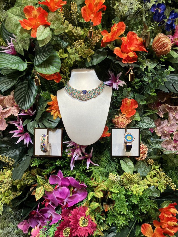 寶格麗繽紛華麗的珠寶，展示在展場的花叢間，猶如花園中俯拾皆是的美好。記者孫曼／攝...