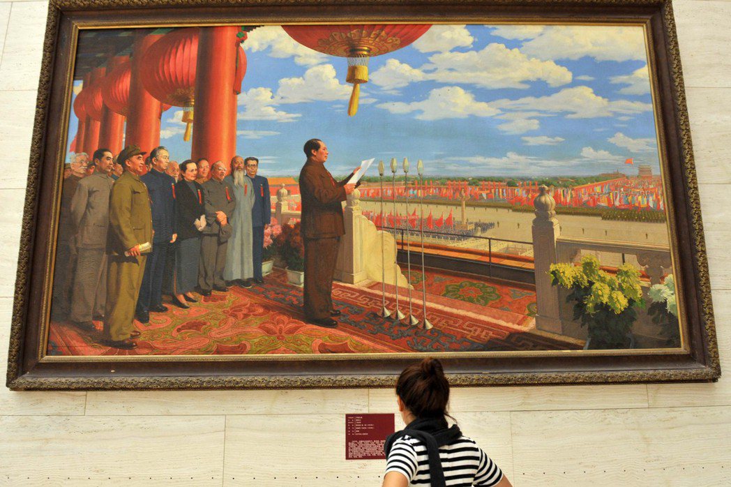 圖為懸掛再現了畫家董希文於1953年完成的油畫〈開國大典〉，毛主席身後有當時的中央人民政府副主席高崗。 圖／中新社