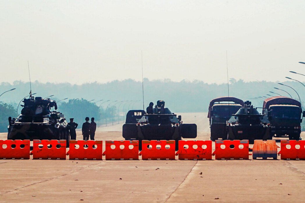 圖為2021年2月2日，緬甸政變第二天，軍方在檢查站站崗。 圖／美聯社 