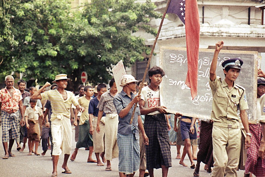 1988年以學生為首的反政府「8888」群眾運動，遭軍方強力鎮壓。 圖／美聯社 ...