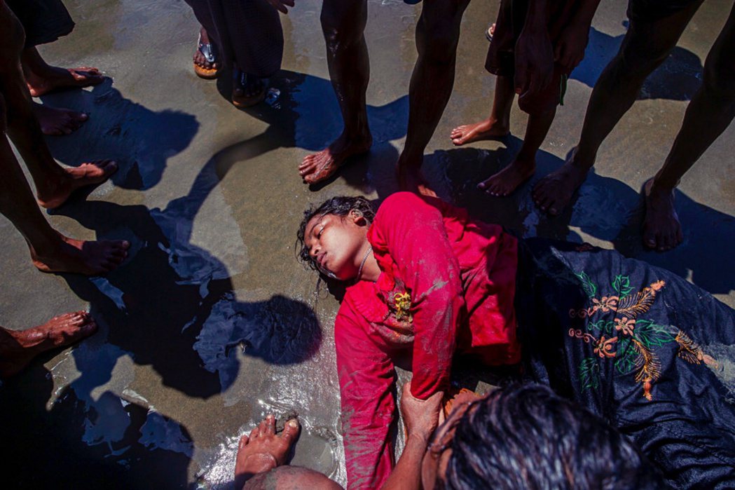圖為2017年，一名羅興亞婦女在跨到孟加拉邊境之後，失去意識。 圖／美聯社  