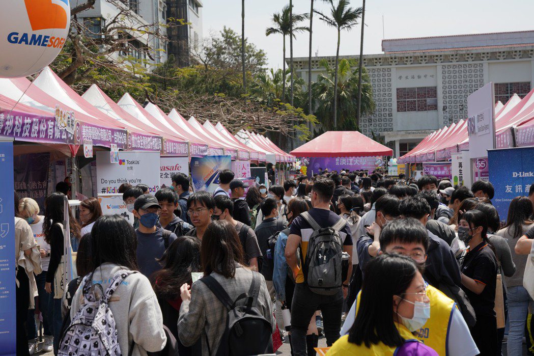 新北市政府今年首辦的就業博覽會，淡江大學徵才會場人山人海。 淡大/提供。