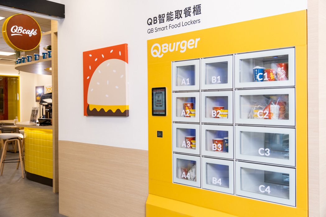 Q Burger全新概念店加入智能取餐櫃，讓消費者不僅從點餐及取餐皆高效達成。Q...