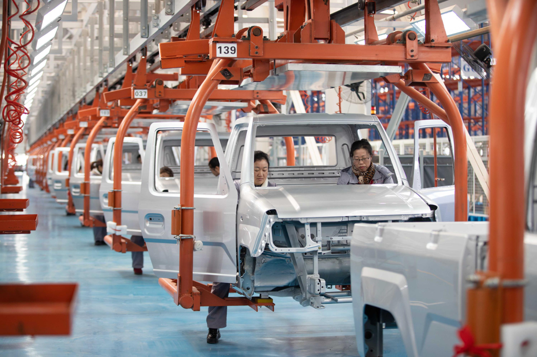 大陸官方表示1到2月經濟企穩回升，圖為貴州省銅仁市一家汽車廠的組裝線。圖/新華社