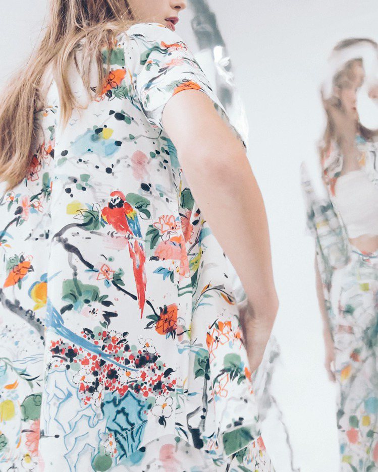 夏姿陳SHIATZY CHEN的23早春新裝，以水墨風格的花鳥圖案，展現出春日的...
