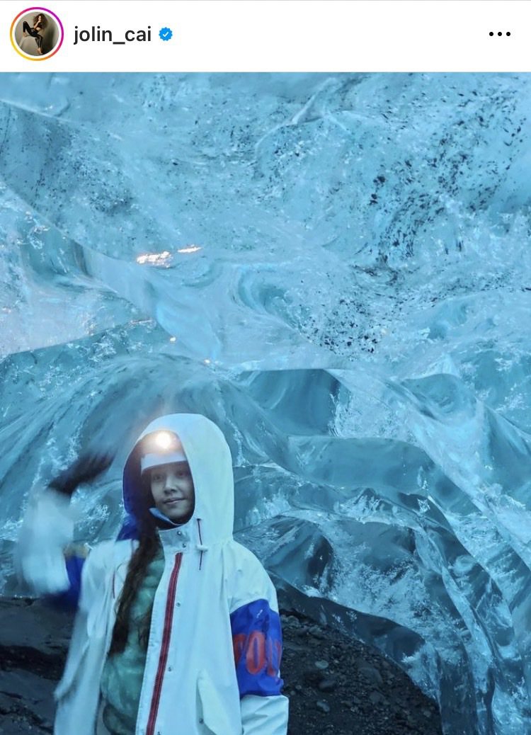 「冰洞」是蔡依林最喜歡的冰島景點。圖／摘自藝人IG