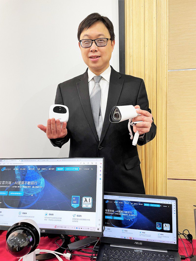 耐能智慧（Kneron）董事長劉峻誠展示已量產的AI晶片應用產品。記者李珣瑛／攝影