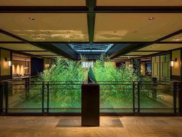 於2022年剛開幕就大受好評的「Dhawa京都悠洛」，中庭設有挑高二層樓的竹林造...