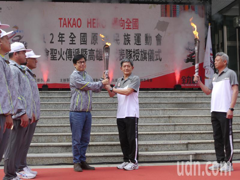 本屆大會聖火今天傳遞至高雄市，市長陳其邁（左三）代表接下。記者徐白櫻／攝影