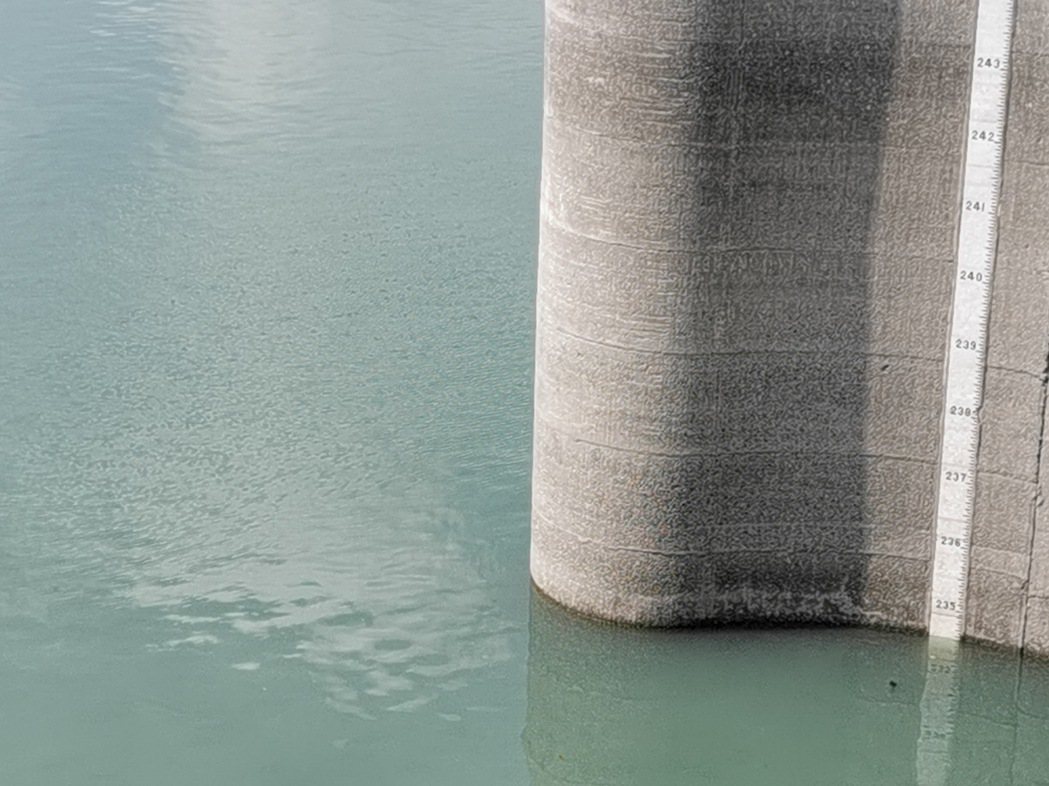 桃園市石門水庫今天水位降至234.53公尺，蓄水率60.7%，北水局及市府啟動抗...