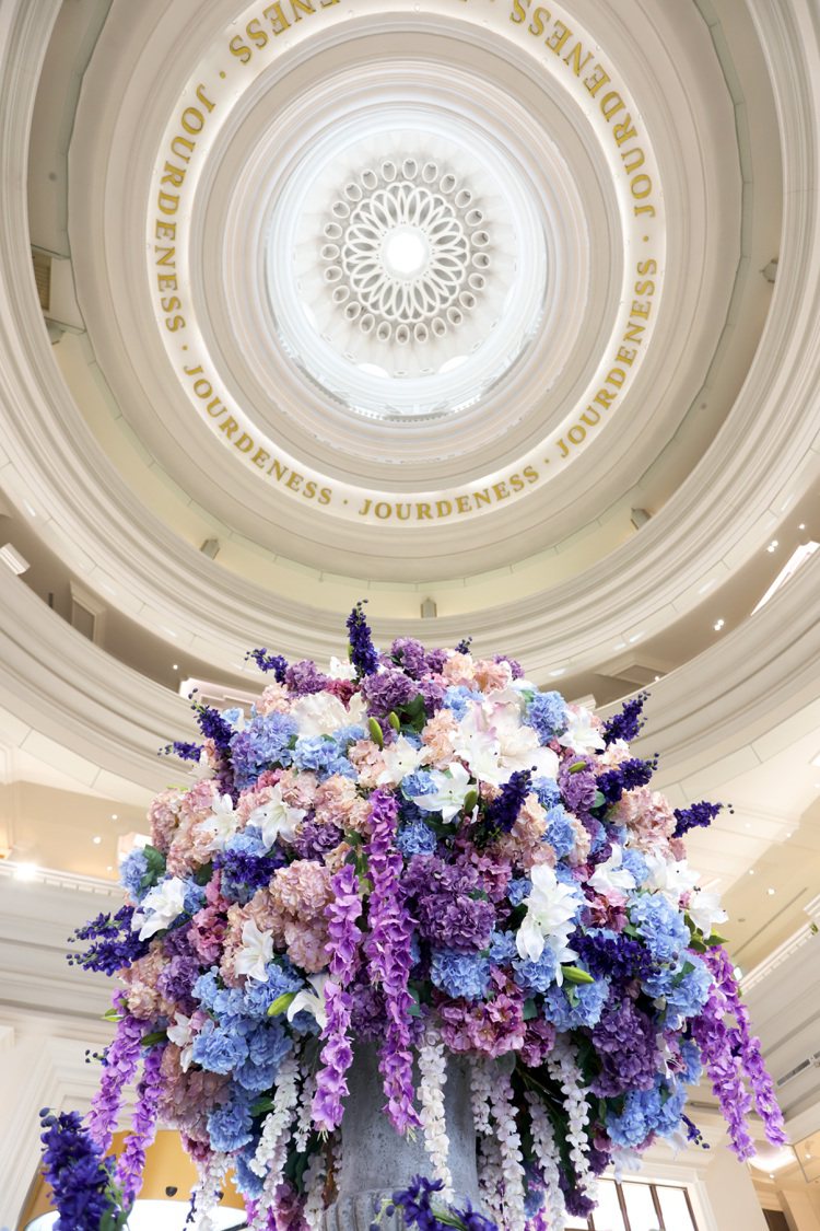 佐登妮絲城堡以花神祭典為主題，穹頂大廳打造高達3.6公尺，全台最大的室內花卉藝術創作。圖／佐登妮絲提供