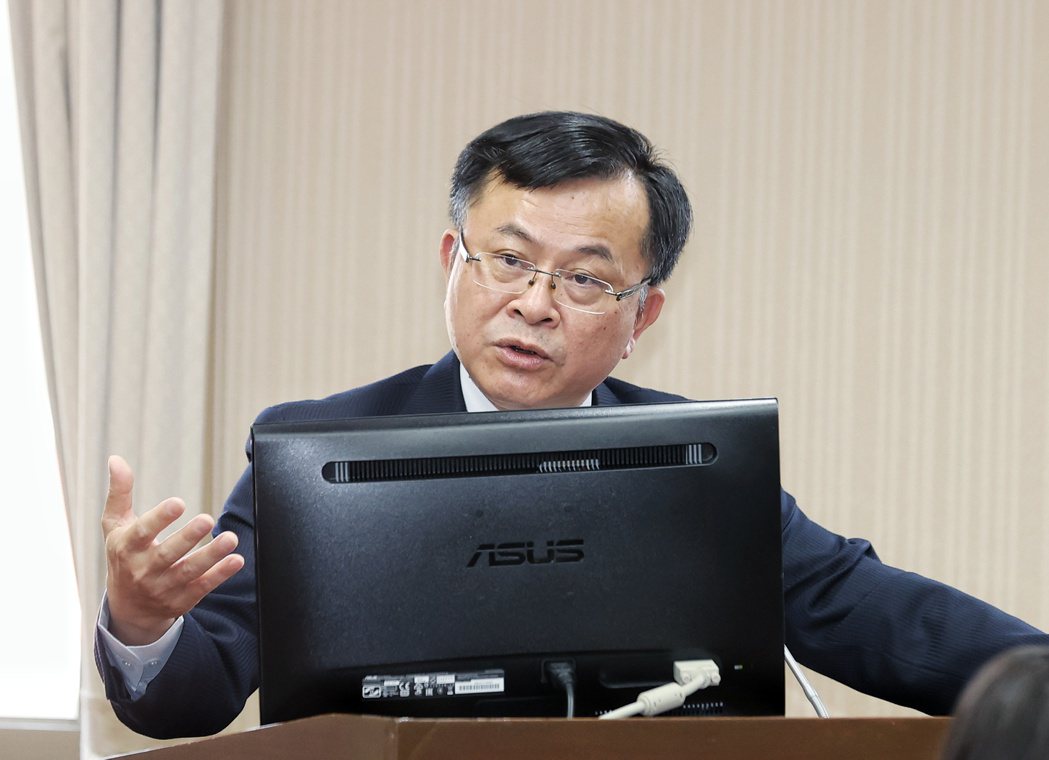 從源頭堵詐，NCC主委陳耀祥表示，未來會在1個月內找電信業者討論，是否在民眾辦手...