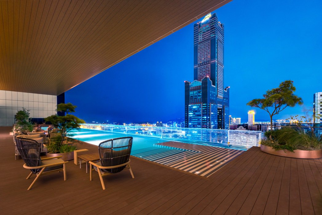 承億酒店全台唯一高空懸挑透明無邊際泳池，吸引旅客拍照朝聖。承億集團提供