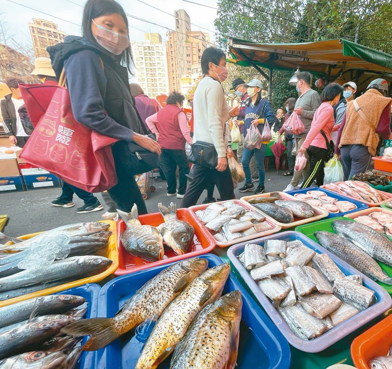 大陸國台辦昨晚宣布恢復台灣冰鮮白帶魚、凍竹莢魚輸入。圖為傳統市場販售的白帶魚與竹莢魚。記者潘俊宏／攝影