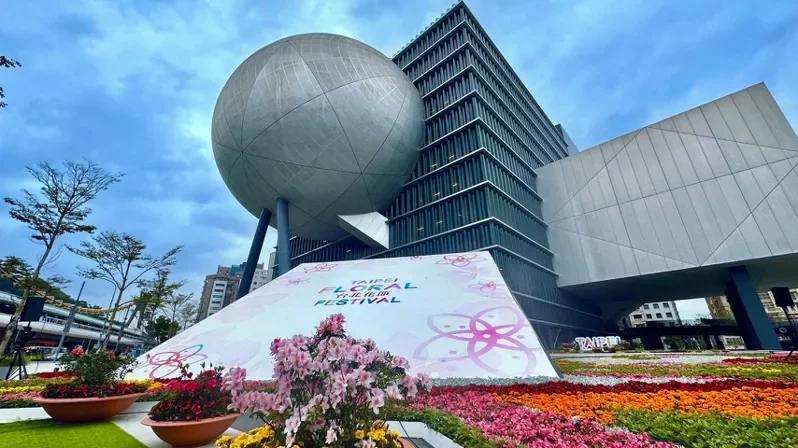 北市府在台北表演藝術中心前打造「城市花毯」，運用杜鵑及春日盛開之繡球花、玫瑰、海...