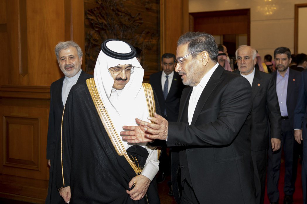 沙烏地阿拉伯與伊朗復交，圖為沙國國務大臣兼國家安全顧問艾班（左）與伊朗最高國家安...