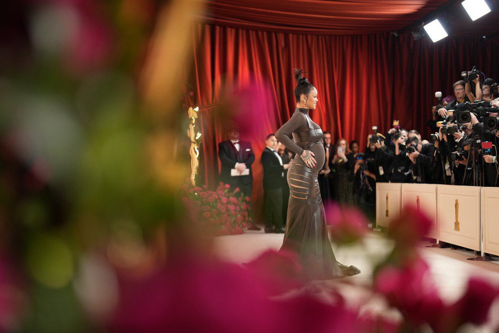 歌手蕾哈娜出席第95屆奧斯卡頒獎典禮。 圖／美聯社