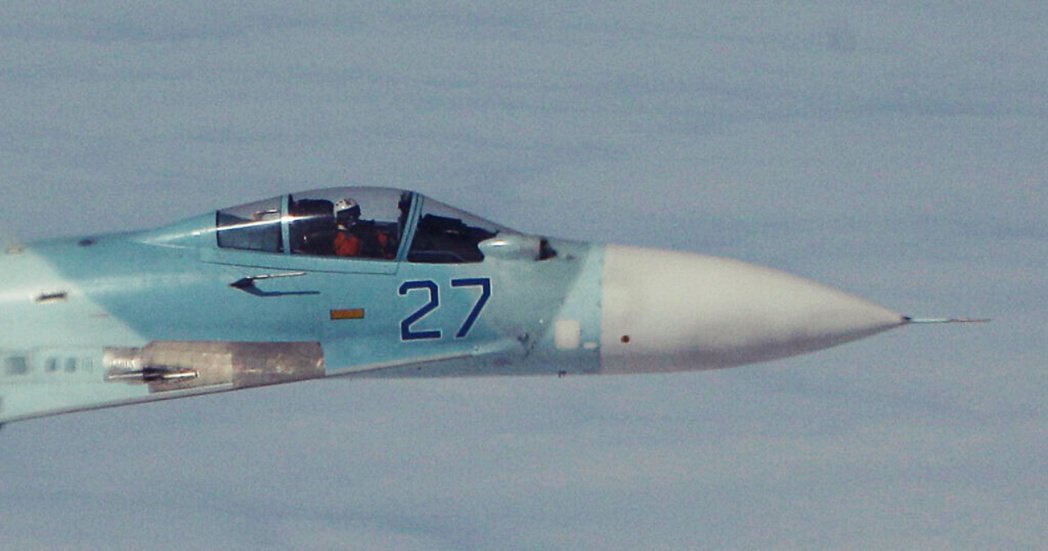 圖為2010年，開著俄羅斯Su-27戰鬥機的飛行員與美國聯合進行的反恐防劫機演習...