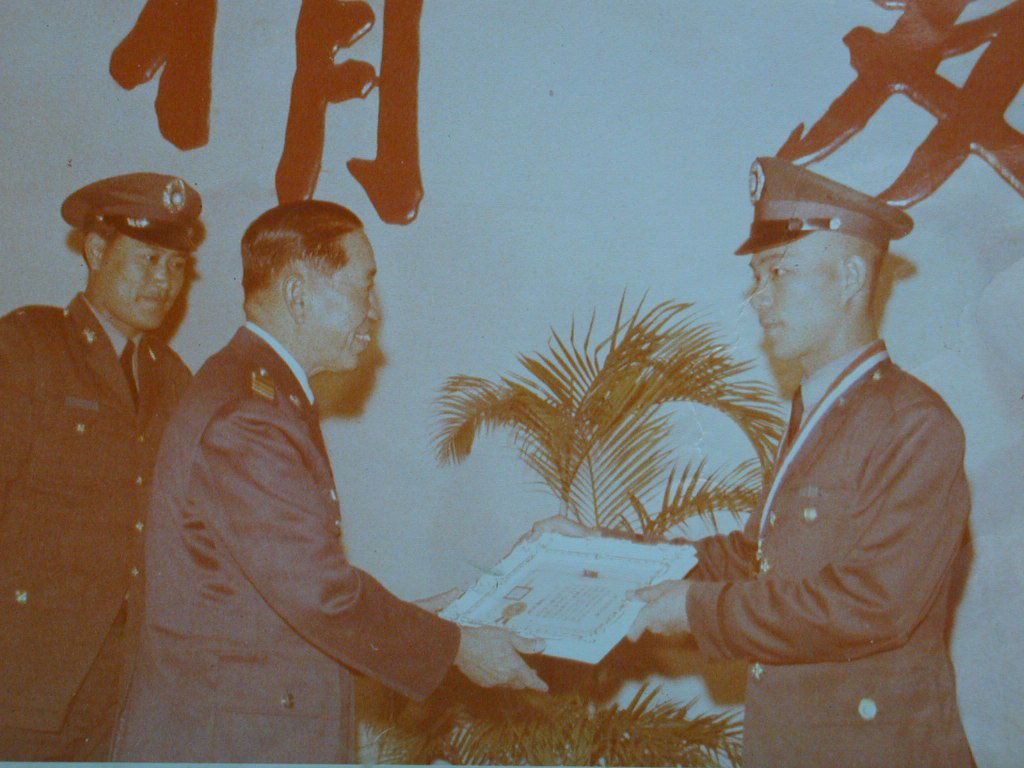 林毅夫（右）在軍中獲十大傑出青年獎，時任參謀總長賴名湯（左二）頒獎給他。 圖／聯合報系資料照片