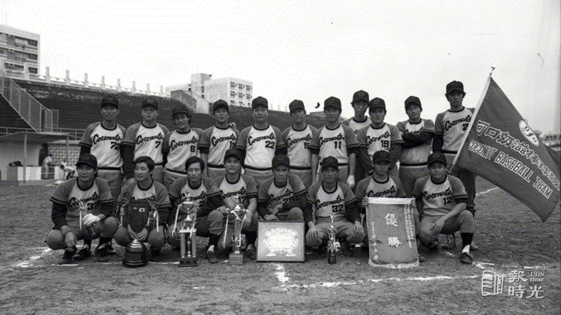 第十六屆全國棒球賽暨中華成人棒球代表隊選拔賽，九日舉行閉幕頒獎典禮，圖為冠軍得主可口奶滋隊合影。圖／聯合報系資料照（1974/10/09　高鍵助 攝影）